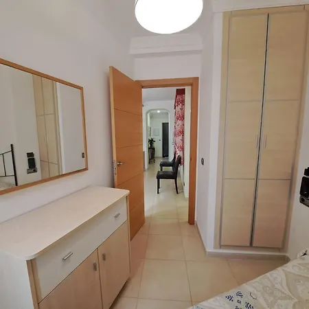 Apartman Lola 1 *